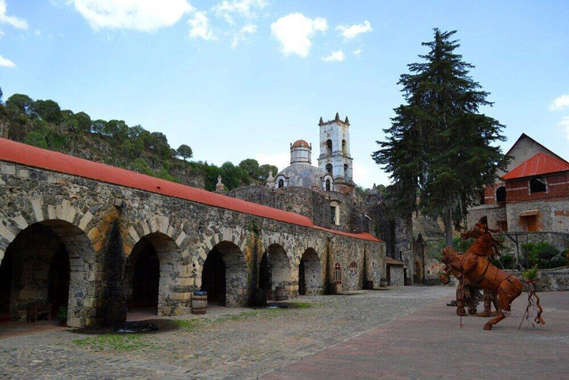 La Hacienda de Santa María Regla, en Huasca de Ocampo, Hidalgo, destaca por sus muros de piedra, arcos coloniales y pasadizos subterráneos.