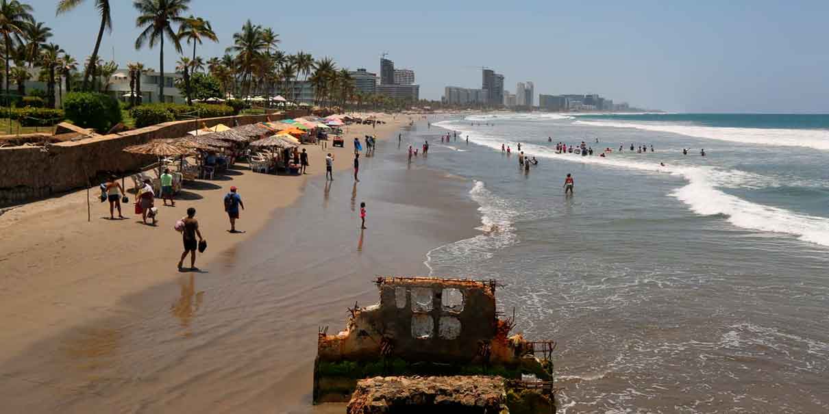 Turistas en Playa Revolcadero