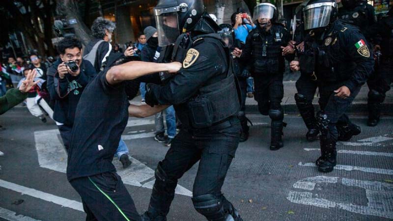 Marcha pro Gaza en CDMX termina con policías lesionados tras enfrentamiento con encapuchados