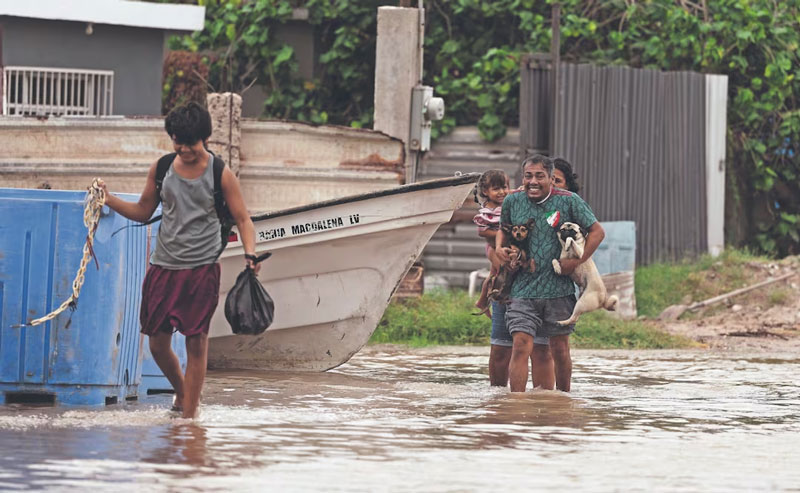 Polo tocó tierra en Baja California Sur durante la madrugada y dejó lluvias, fuertes vientos y oleaje, pero saldo blanco.
