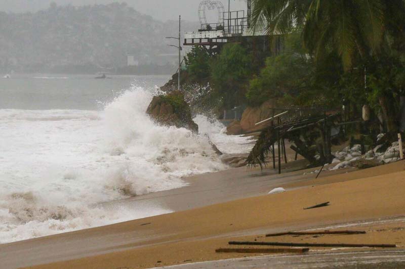 Baja California Sur mantiene pronóstico de lluvias fuertes a muy fuertes, rachas de viento y oleaje elevado en zonas costeras.