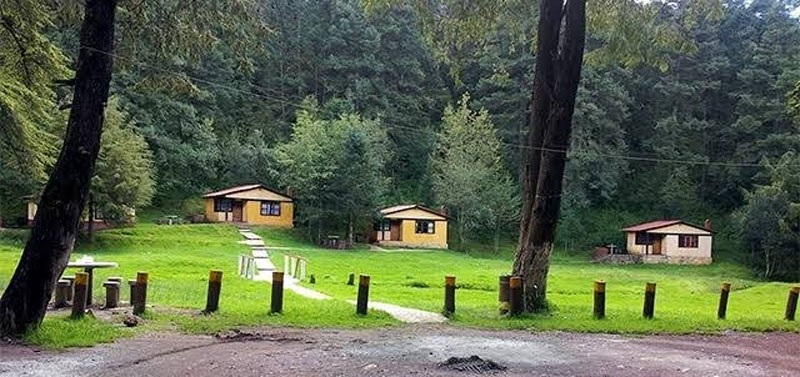 La Presa El Cedral, en Hidalgo, ofrece áreas de campamento y cabañas para quienes desean pasar más tiempo rodeados de naturaleza.