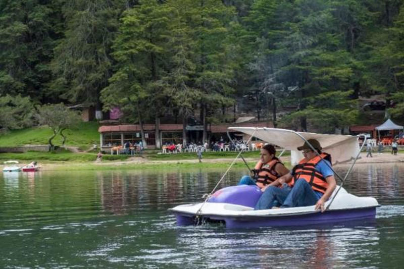 Los visitantes pueden recorrer la Presa El Cedral en lancha y disfrutar de las montañas y los bosques de Mineral del Chico, Hidalgo.