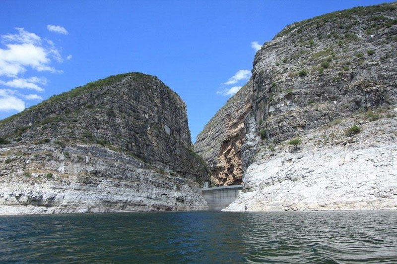La Presa Fernando Hiriart se ubica entre Hidalgo y Querétaro, en la región de Zimapán.
