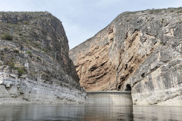 La Presa Zimapán destaca por sus paisajes, paseos en lancha y pesca deportiva entre montañas y cañones.