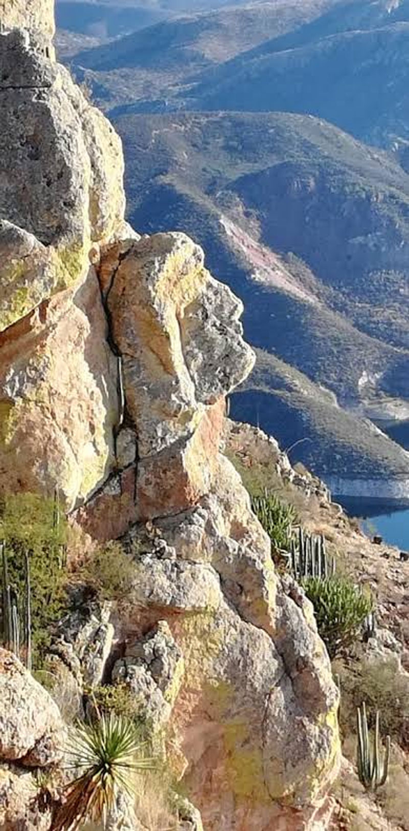 El mirador El Vigilante ofrece una de las vistas más impactantes de Zimapán, con su rostro de piedra sobre el cañón.