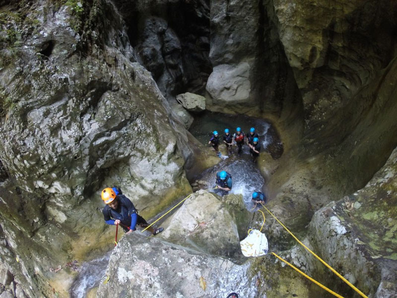 El Cañón del Infiernillo destaca por sus imponentes paredes rocosas y sus paisajes junto a la Presa Zimapán.
