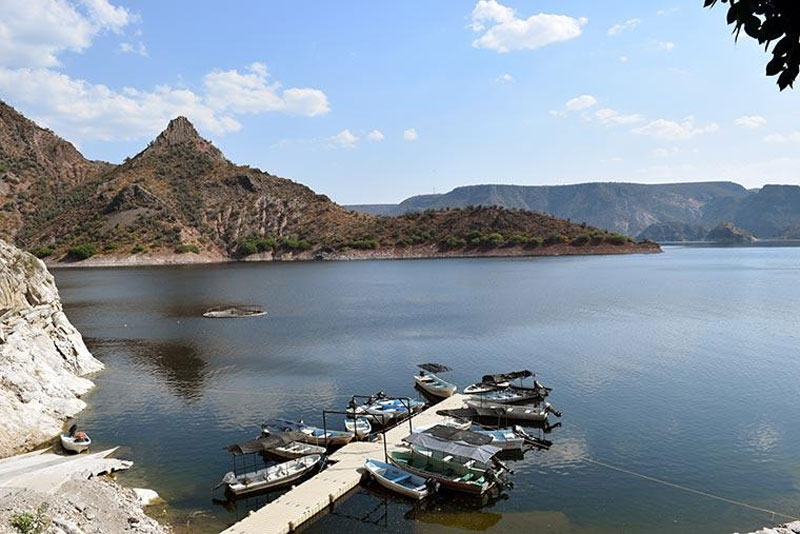 Los paseos en lancha permiten recorrer la Presa Zimapán y disfrutar de sus paisajes desde el agua.