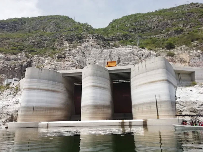 La Presa Fernando Hiriart fue construida en la década de 1990 para aprovechar el potencial hidroeléctrico de la región.