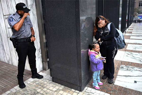 'Arrestos de ICE en un tribunal de Nueva York' Premio World Press Photo en la categoría historias, América del Norte y Central. Un guardia de seguridad se derrumba al presenciar la separación de una familia.