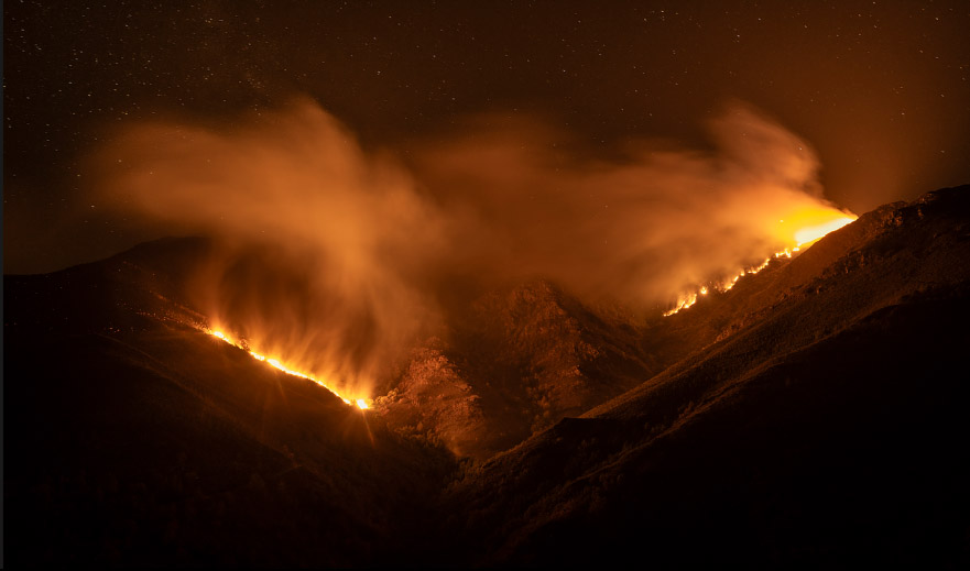 9-	El incendio de Larouco, el peor en la historia registrada de Galicia, arde durante la noche mientras las llamas alcanzan O Courel, una sierra de gran biodiversidad. Sierra de O Courel, Galicia, España, 19 de agosto de 2025
