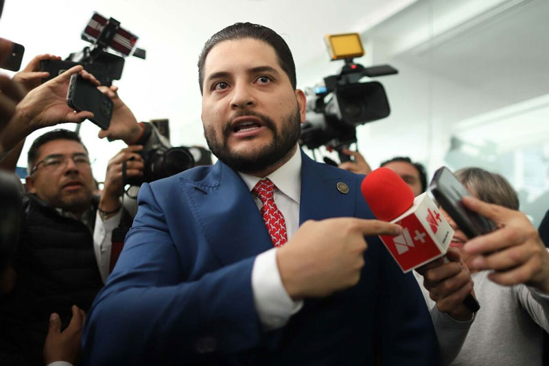 El diputado del PRI defendió su protesta con agua turbia y la calificó como “disruptiva, no violenta”.