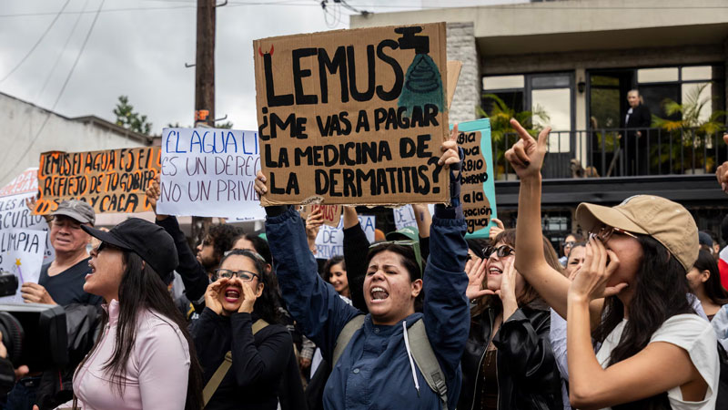 Habitantes de Guadalajara denuncian agua potable con mal olor, coloración anormal y sedimentos.