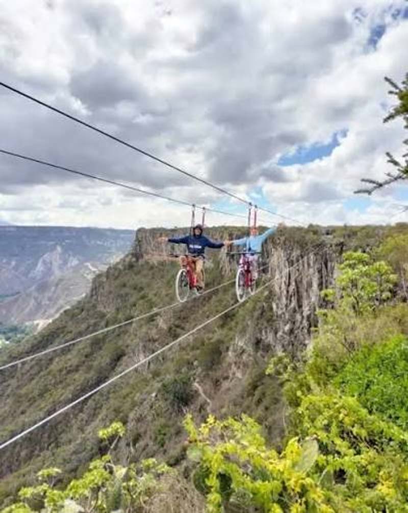 La tirolesa ofrece una experiencia de aventura con vistas espectaculares de los Prismas Basálticos y su entorno natural