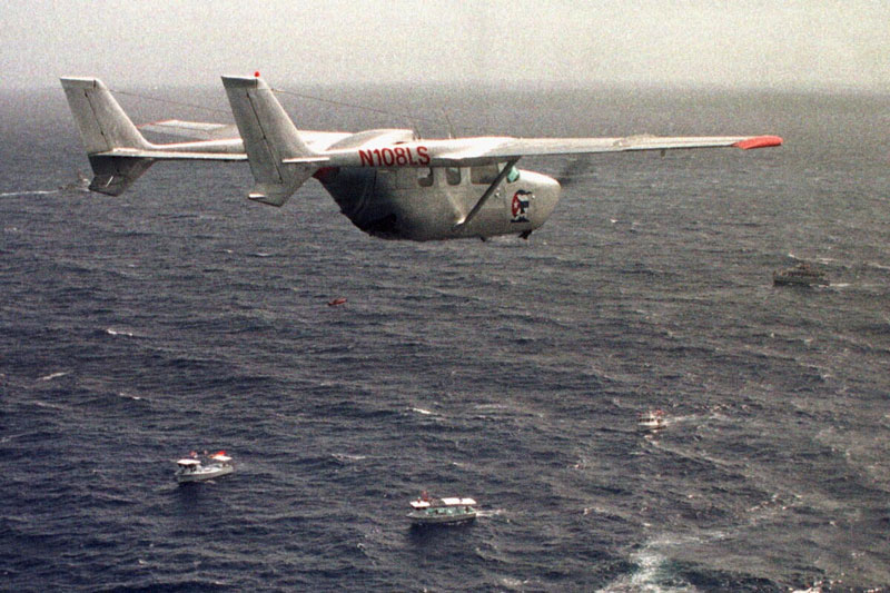 Tres avionetas de Hermanos al Rescate despegaron de Florida el 24 de febrero de 1996; dos fueron derribadas por cazas cubanos y murieron cuatro personas.