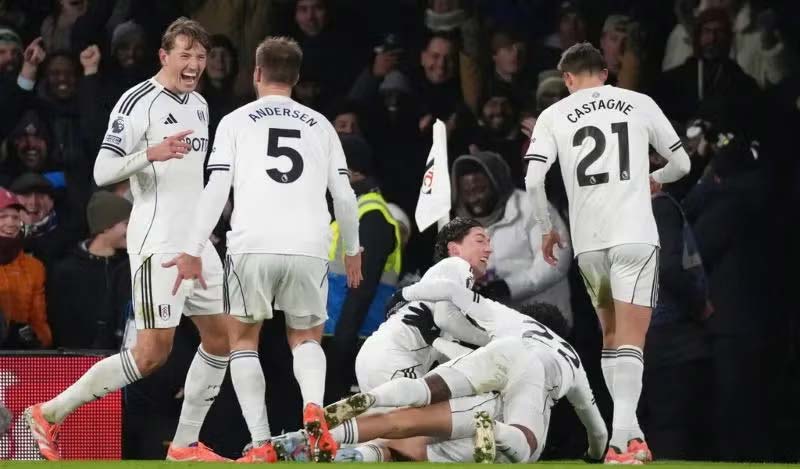 Golazo de Raúl Jiménez le da tres puntos al Fulham frente al Chelsea