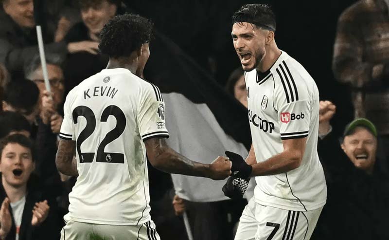 Raúl Jiménez anota de penal y empata récord de penales en Premier League