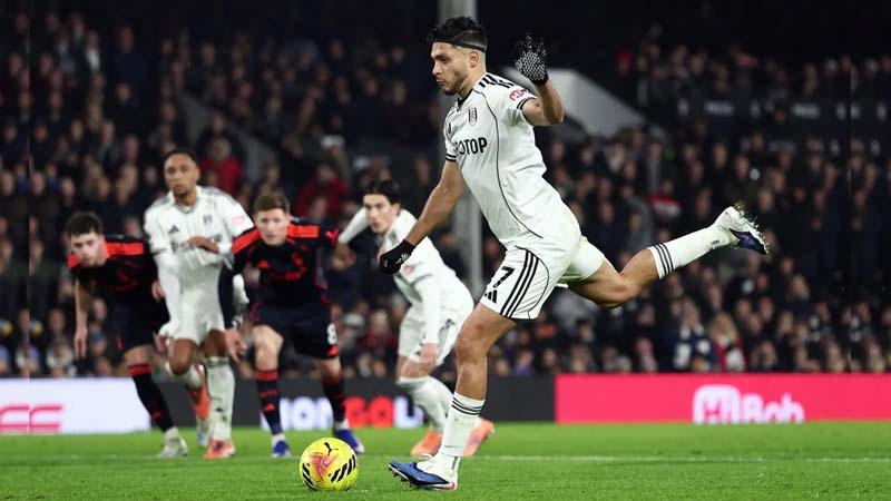 Raúl Jiménez anota de penal y empata récord de penales en Premier League