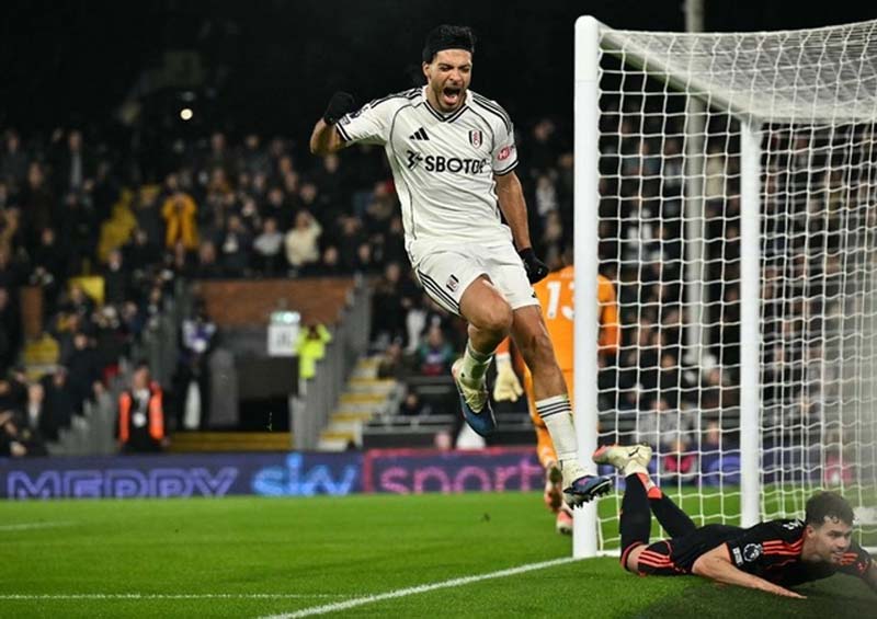 Raúl Jiménez anota de penal y empata récord de penales en Premier League