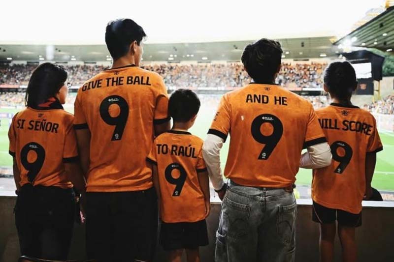 Familia de Raúl Jiménez en Molineux con playeras alusivas al "Sí, Señor".