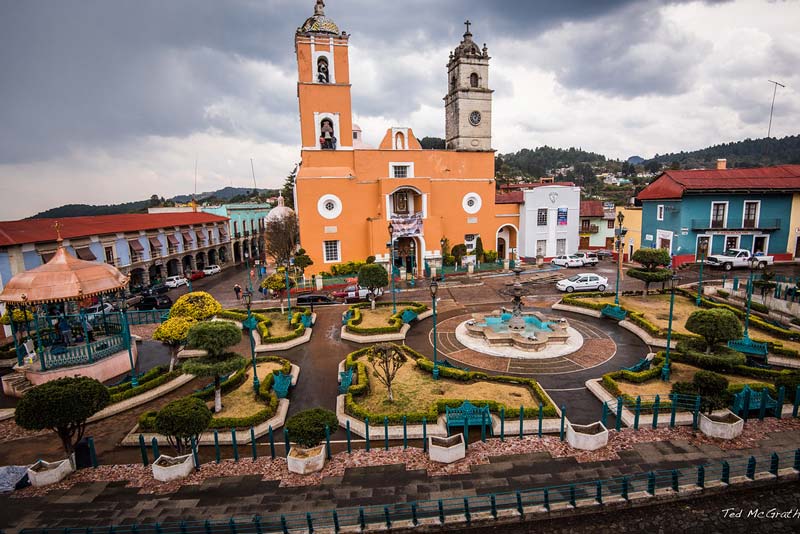 Centro Histórico de Real del Monte, entre calles empedradas, fachadas coloridas y neblina.