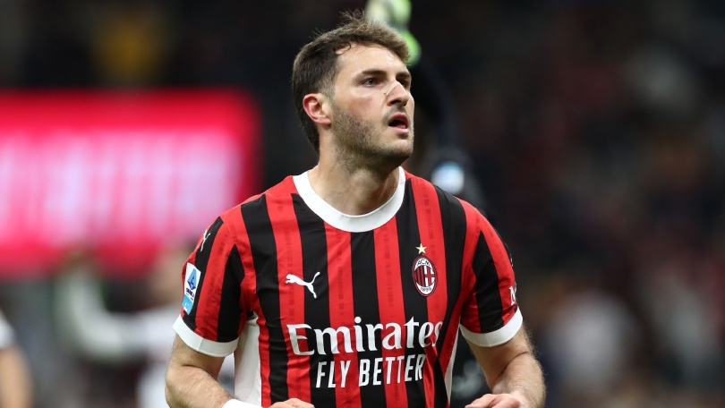 El delantero mexicano estaría a pocas horas de acabar su aventura en Milan 