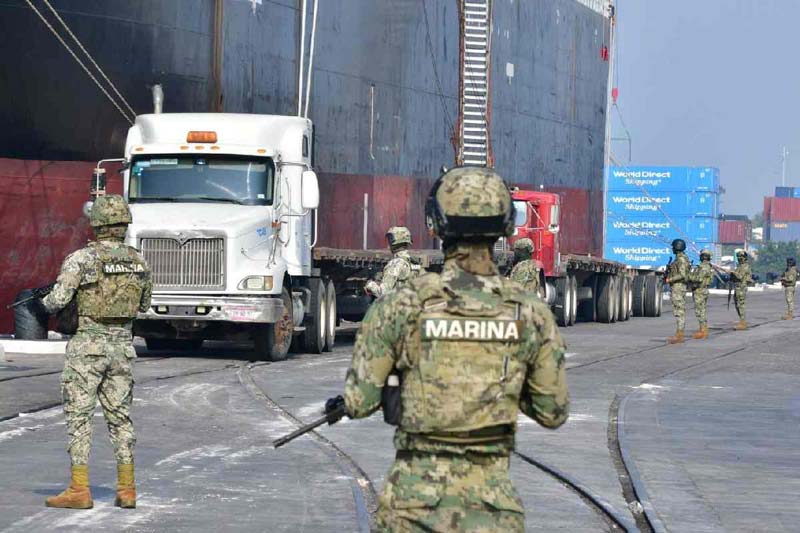 Marino investigado por huachicol fiscal se suicida en su oficina