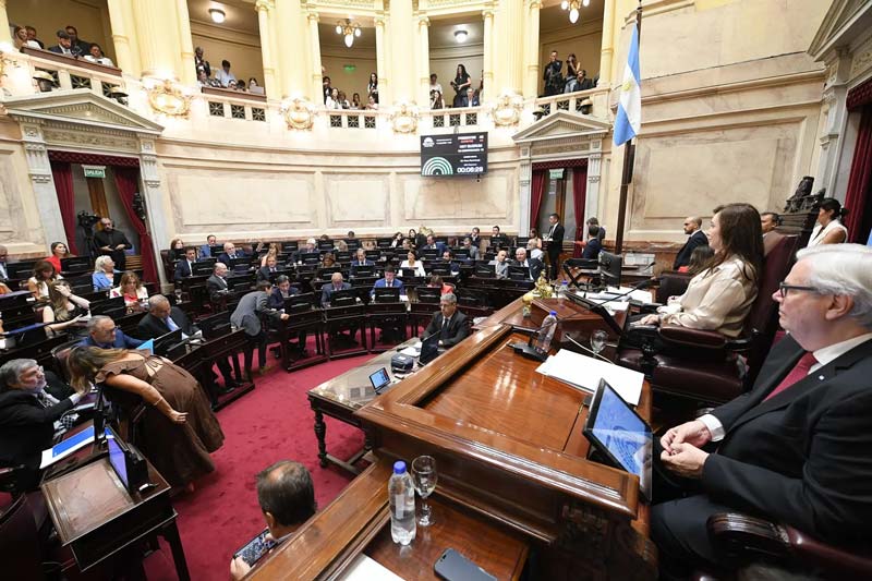Polémica reforma laboral de Milei avanza en el Congreso argentino entre protestas y disturbios