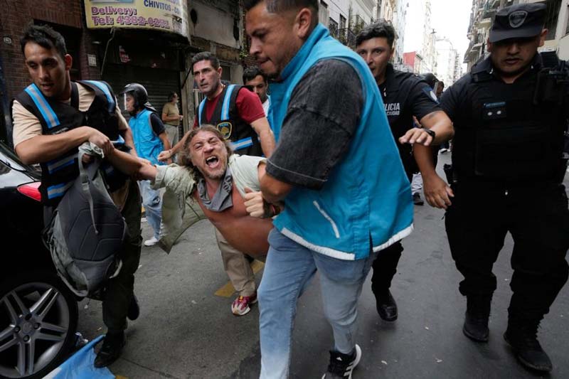 Polémica reforma laboral de Milei avanza en el Congreso argentino entre protestas y disturbios