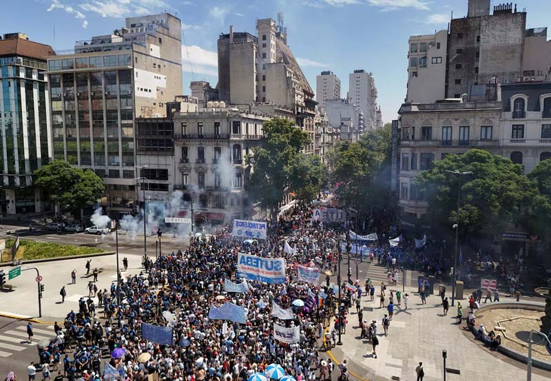 Polémica reforma laboral de Milei avanza en el Congreso argentino entre protestas y disturbios