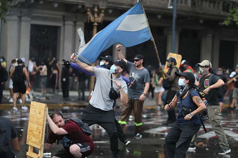 Polémica reforma laboral de Milei avanza en el Congreso argentino entre protestas y disturbios