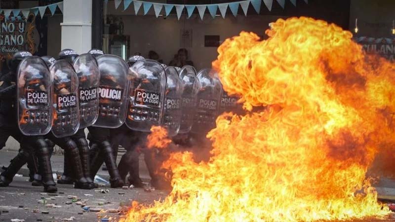 Polémica reforma laboral de Milei avanza en el Congreso argentino entre protestas y disturbios