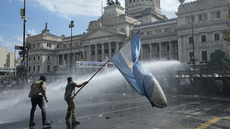 Polémica reforma laboral de Milei avanza en el Congreso argentino entre protestas y disturbios