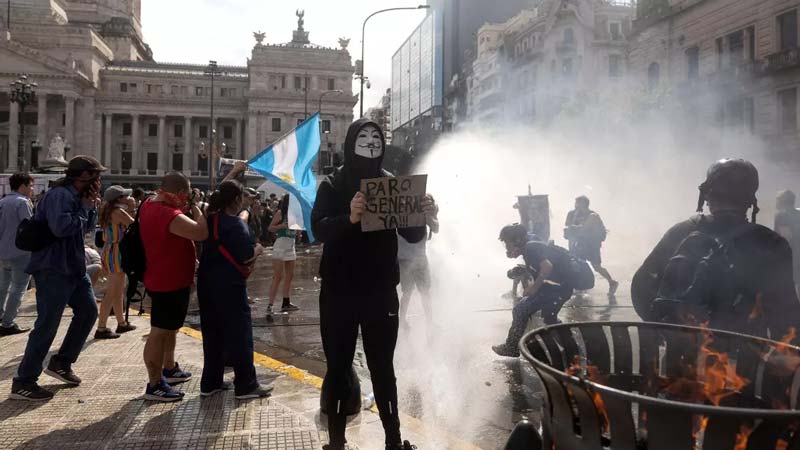 Polémica reforma laboral de Milei avanza en el Congreso argentino entre protestas y disturbios