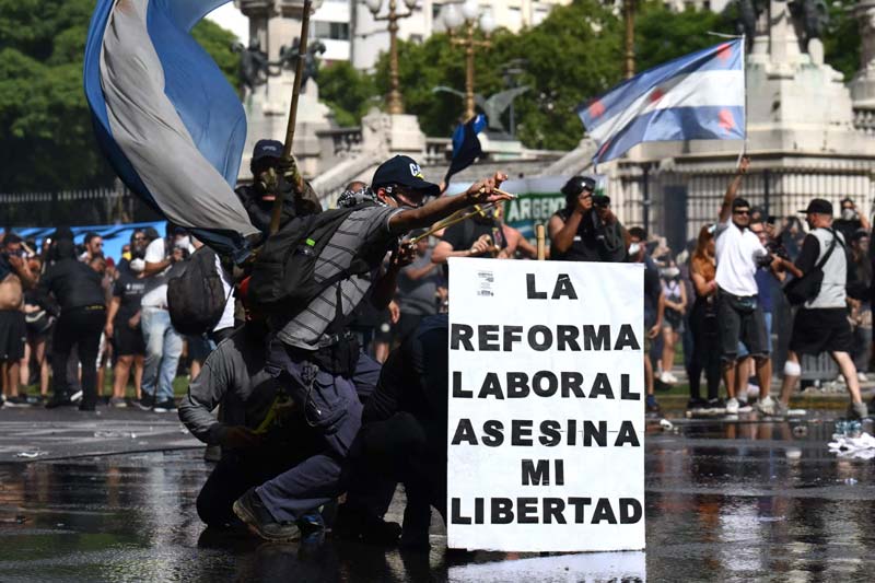 Polémica reforma laboral de Milei avanza en el Congreso argentino entre protestas y disturbios