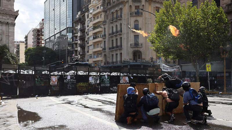 Polémica reforma laboral de Milei avanza en el Congreso argentino entre protestas y disturbios