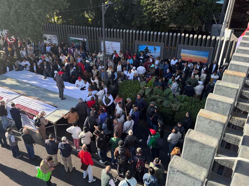 Ingenieros y técnicos de Pemex protestan por aplicación desigual de aumentos