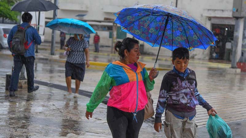 Sistema tropical y posible ciclón dejarán lluvias intensas en 9 estados de México
