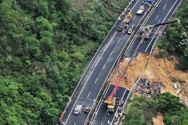 Una fotografía aérea muestra un tramo de carretera que se derrumbó en Guangdong en mayo de 2024.