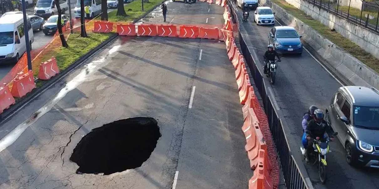 Socavón colapsa la Calzada Zaragoza, atrapa pipa y deja 3 carriles cerrados en CDMX