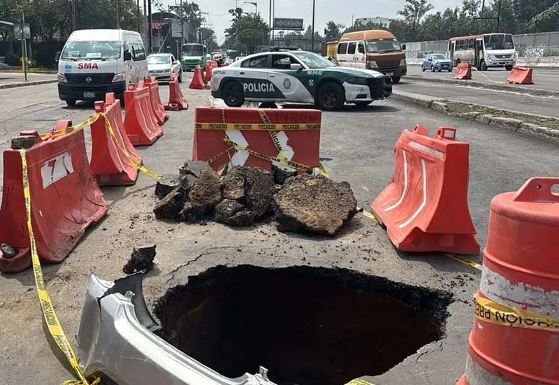 Socavón colapsa la Calzada Zaragoza, atrapa pipa y deja 3 carriles cerrados en CDMX
