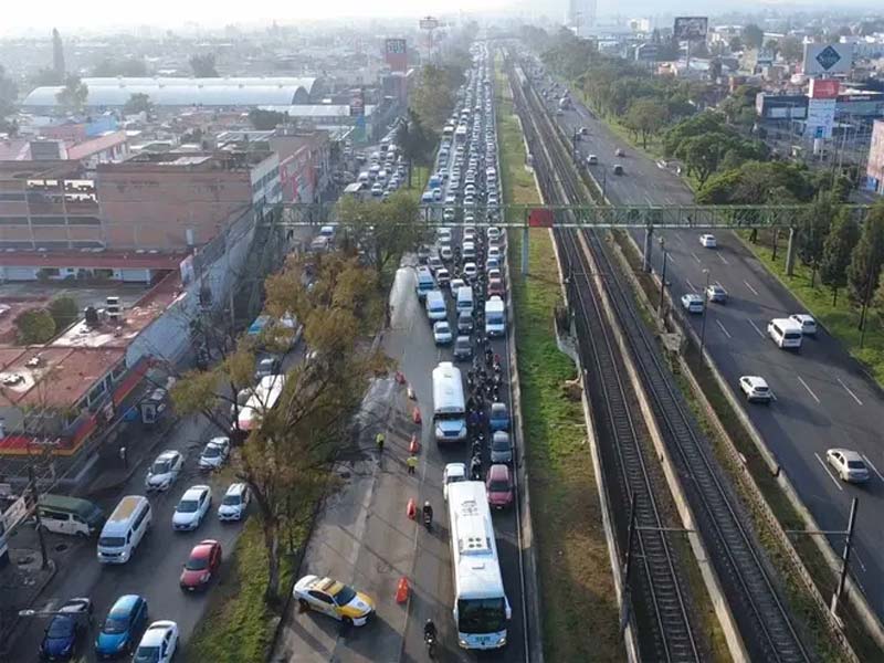Socavón colapsa la Calzada Zaragoza, atrapa pipa y deja 3 carriles cerrados en CDMX