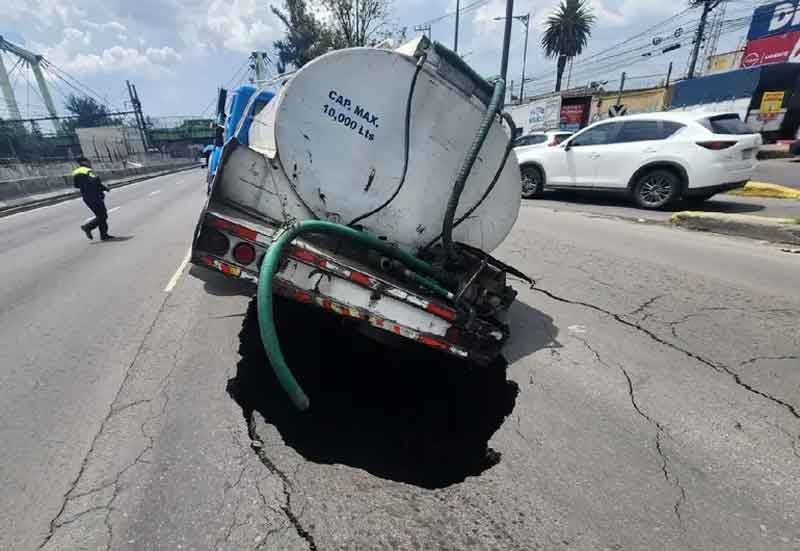 Socavón colapsa la Calzada Zaragoza, atrapa pipa y deja 3 carriles cerrados en CDMX