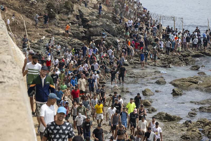 Miles de migrantes regresaron a Marruecos, mientras Ceuta aún no define cuántas personas permanecen en la ciudad
