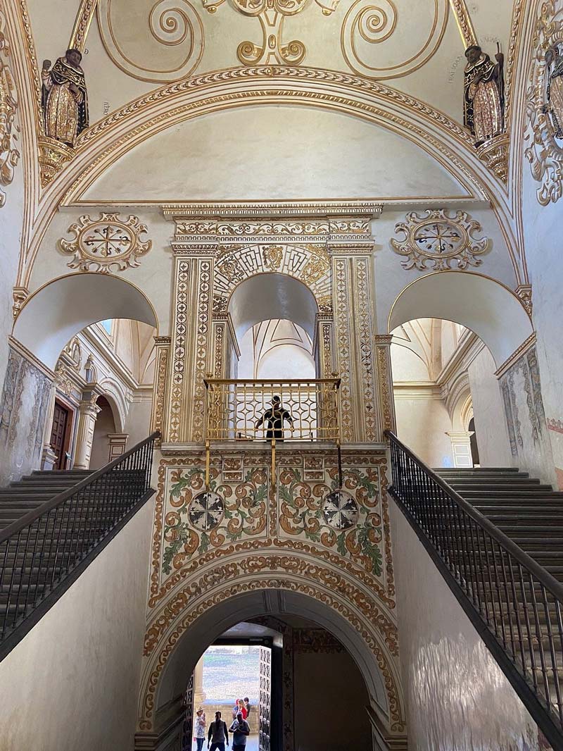 Descubre el Templo de Santo Domingo de Guzmán: joya barroca en el corazón de Oaxaca