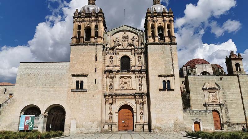 Descubre el Templo de Santo Domingo de Guzmán: joya barroca en el corazón de Oaxaca