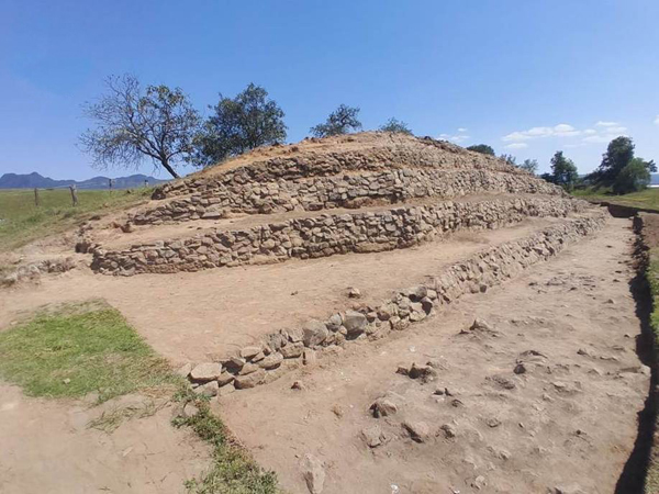 El conjunto astronómico, denominado Grupo E, se encuentra al este de la Gran Plaza del recinto ceremonial.