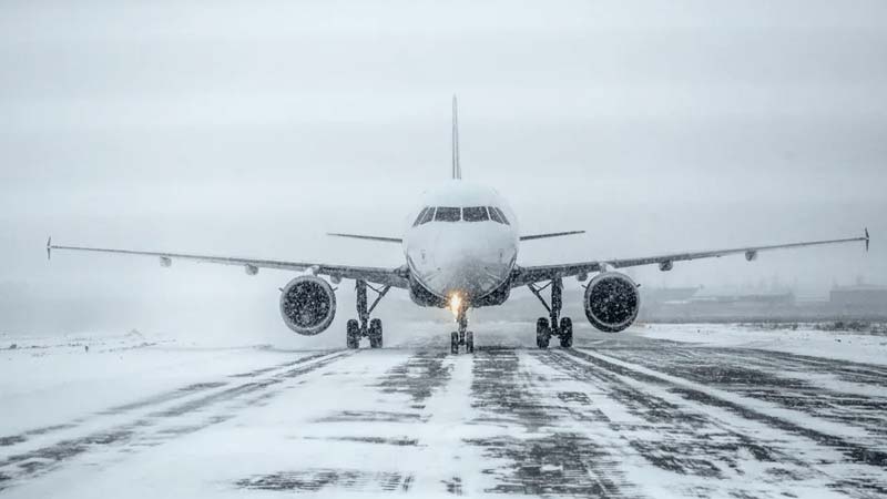 Tormenta invernal paraliza EE. UU. con apagones y miles de vuelos cancelados