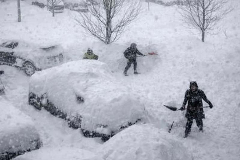 Tormenta invernal paraliza EE. UU. con apagones y miles de vuelos cancelados