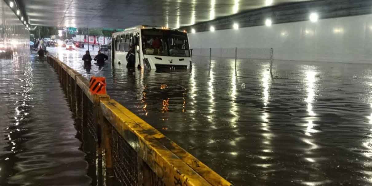 Lluvias torrenciales colapsan Tlalpan: Metrobús se inunda y vialidades quedan bloqueadas